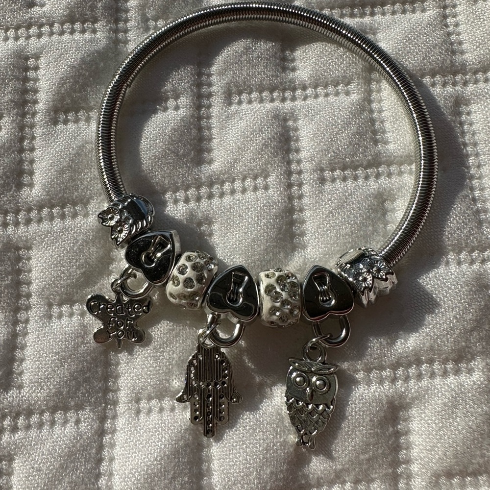 Beautiful fun bracelet with charms🖤